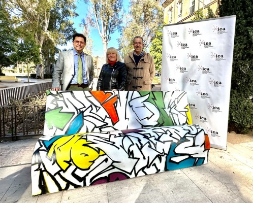 Los artistas urbanos Chipone y Josh Garzía dejan su firma en dos bancos creativos junto al Párraga
