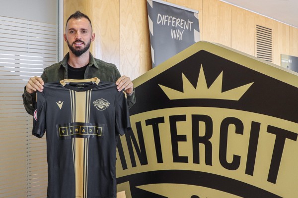 Sale Frank Angong, entra Emre Çolak 