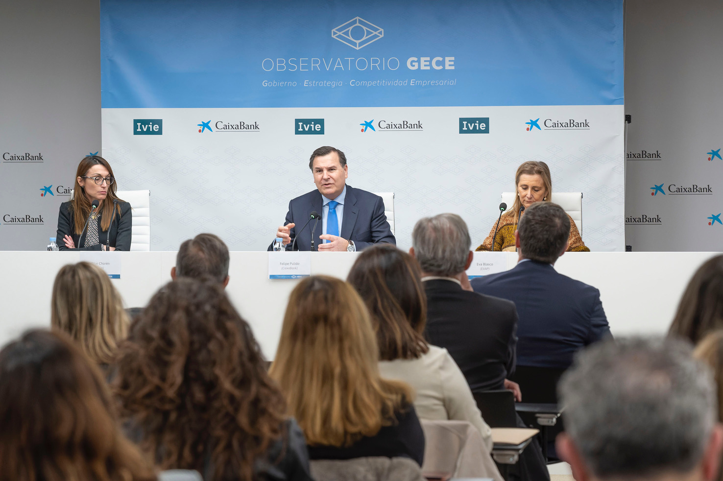 Pilar Chorén, Felipe Pulido y Eva Blasco durante la presentación del informe. Foto: Caixabank - 