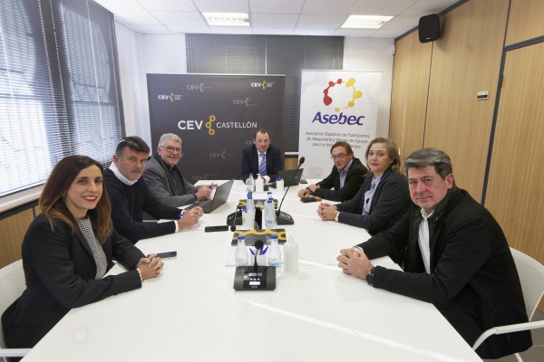 La maquinaria arranca el año con el 50% de su actividad parada pero aún no se plantea despidos 