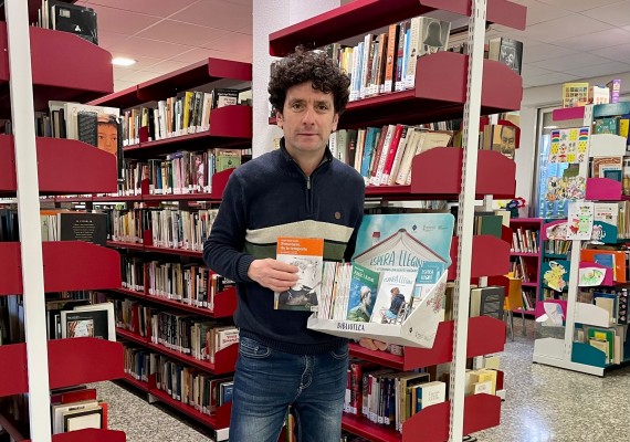 Betxí reparteix llibres pels comerços locals per amenitzar l'espera llegint