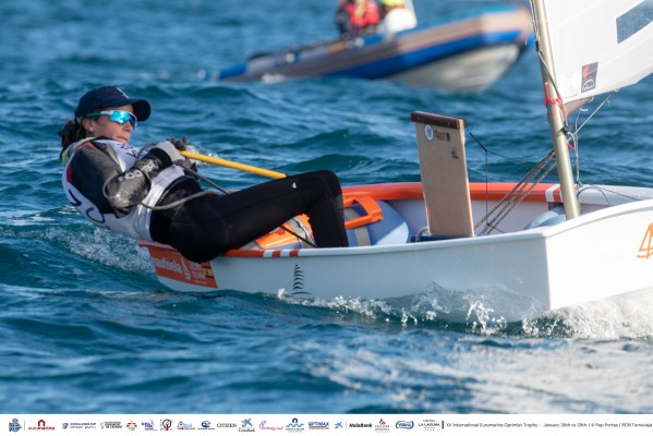 El viento condiciona el estreno de la XV Euromarina Optimist Torrevieja
