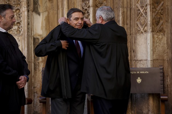 Luis Planas recibe la blusa de síndico honor del Tribunal de las Aguas de la Vega de Valencia