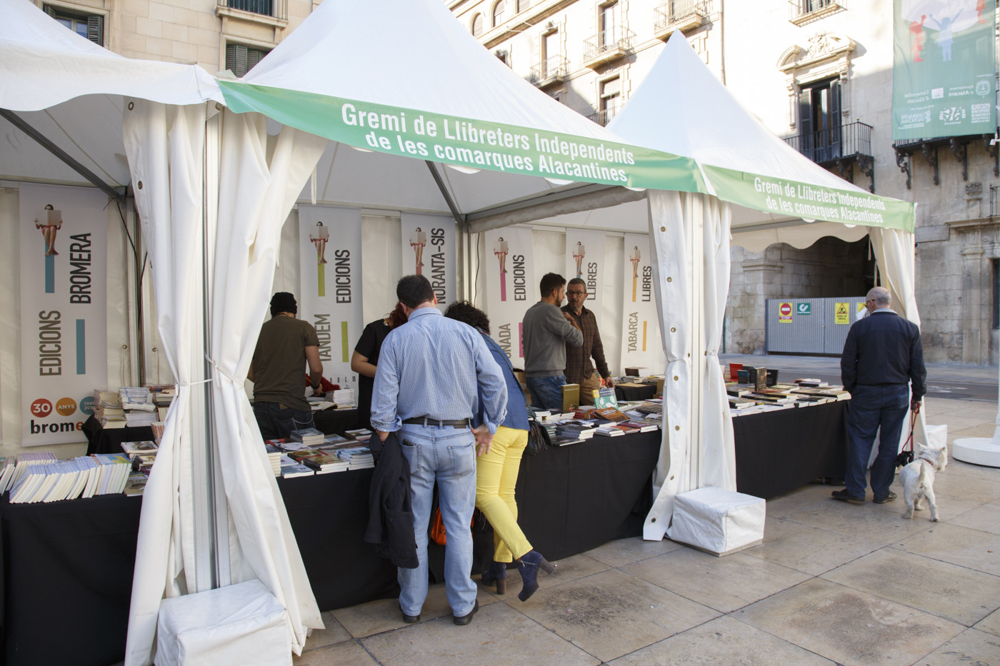 Els llibreters, molt satisfets amb la primera Fira del Llibre en Valencia d'Alacant