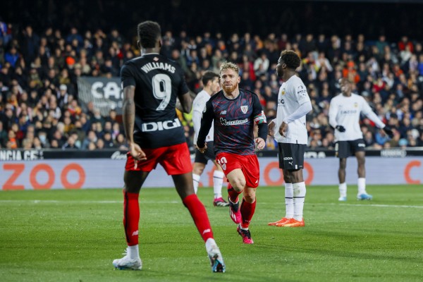 Nico Williams adelanta al Athletic en Mestalla al descanso