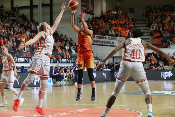 El Valencia no cierra su clasificación en Bourges pero salva el ‘average’ 