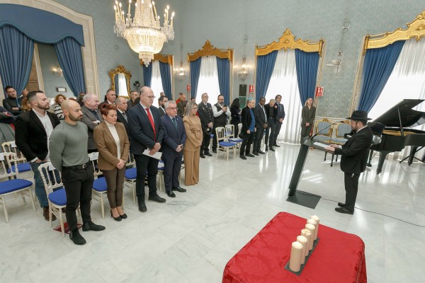 Alicante se suma al homenaje a las víctimas del Holocausto y rechaza toda forma de totalitarismo