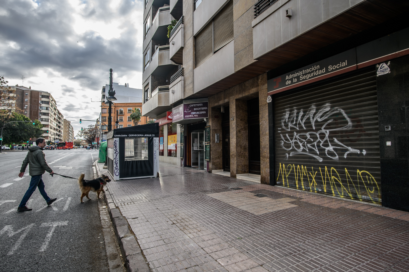 Bajo en la calle Jesús de València. Foto KIKE TABERNER - 