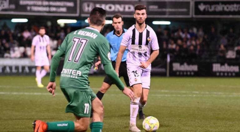  El centrocampista Josep Calavera. - 