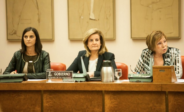 Báñez descarta modificar el actual sistema público de pensiones y aboga por reforzarlo