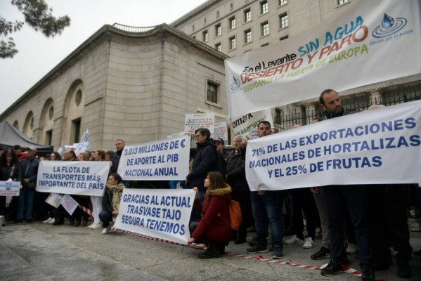 Los regantes llevarán sus protestas a las puertas de Moncloa ante el inminente recorte al Trasvase