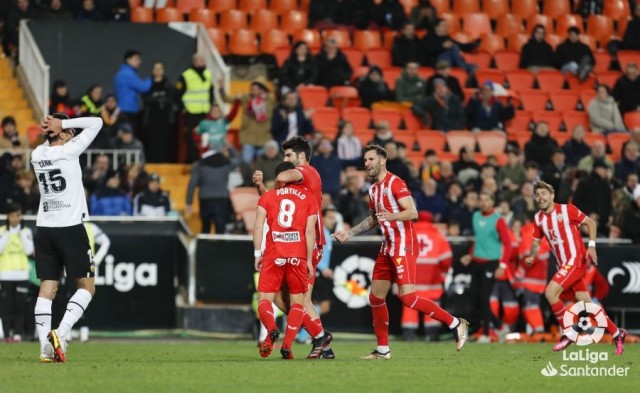 Un error grosero condena el partido de Cenk