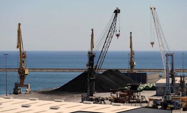 Medio Ambiente autoriza el movimiento de graneles en el Puerto de Alicante por un año