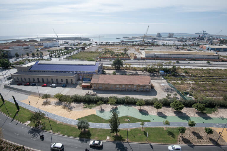 Panorámica de las vías de Benalúa en su llegada a la sede actual de Casa Mediterráneo. Foto: RAFA MOLINA - 