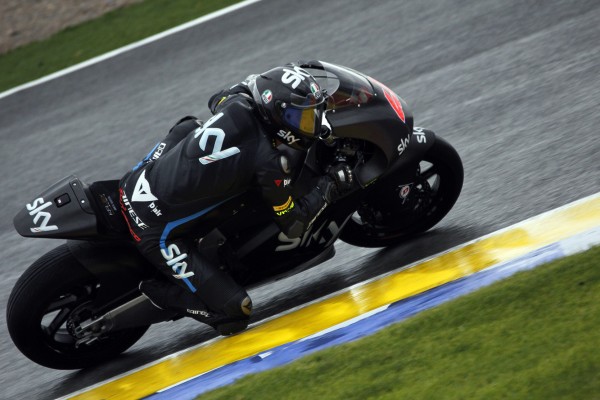 Bagnaia y Antonelli los más rápidos bajo la lluvia