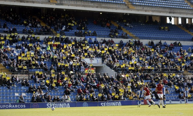Los aficionados del Hércules protestan contra el propietario con carteles de 