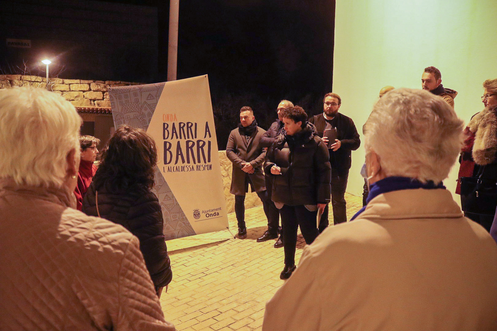 Ballester atiende las sugerencias de vecinos del Portal de Valencia en de 'Onda Barri a Barri'