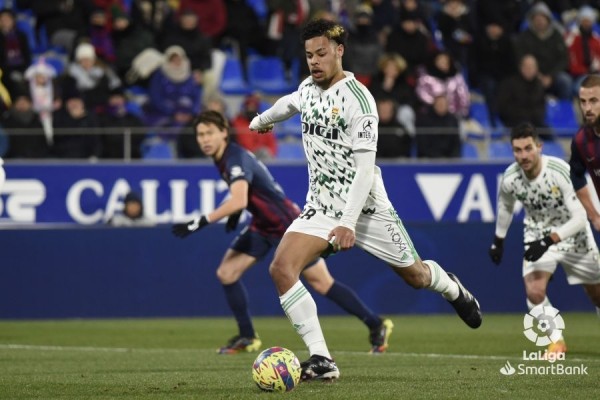 Koba Leïn marca de penalti en el empate del Oviedo