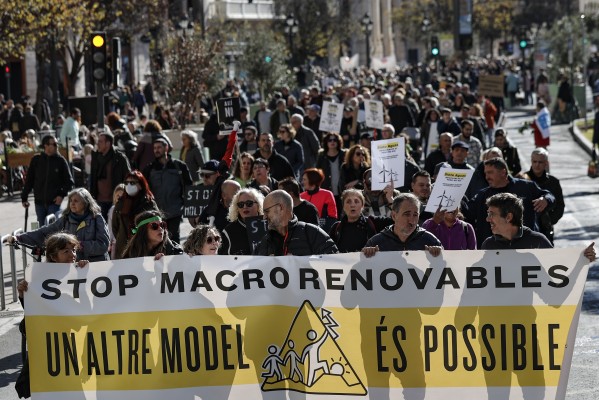 Miles de personas exigen en València energías renovables éticas y sostenibles