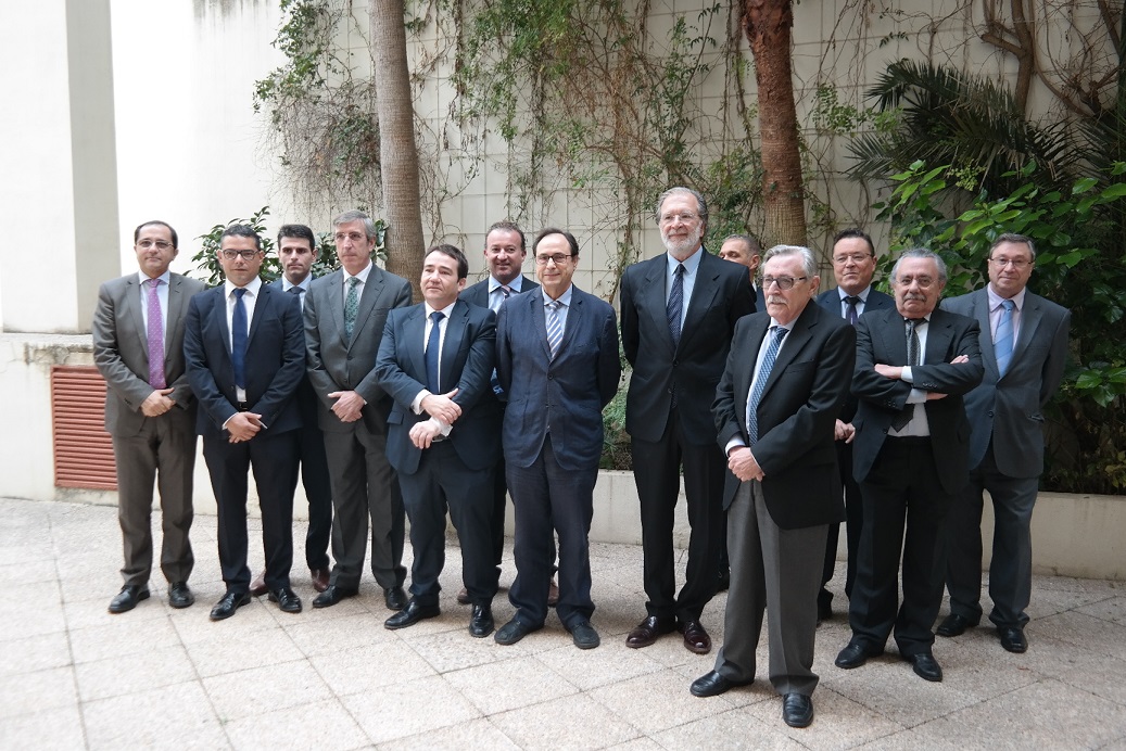 El consejo de administración de Caixa Ontinyent, en una visita al IVF hace un año. Foto GVA - 