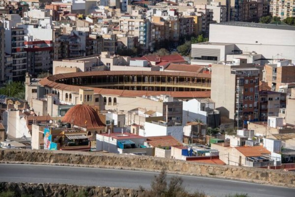 Alicante ratifica la suspensión de licencias en la Plaza de Toros frente a un despacho de arquitectos