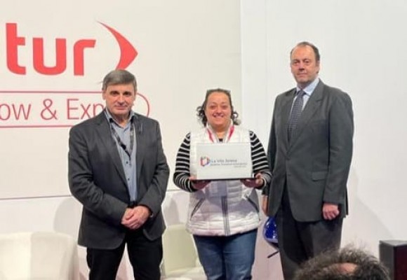 La Vila Joiosa recibe en Fitur el distintivo de Destino Turístico Inteligente de Segittur