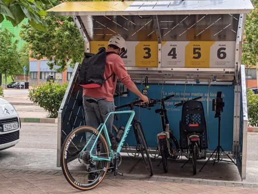 Adif instalará aparcamientos seguros para bicis en las estaciones de Alicante y Orihuela
