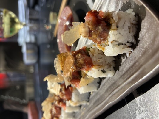 Uramaki de atún rojo, túetano y trigueros en Momiji Atelier