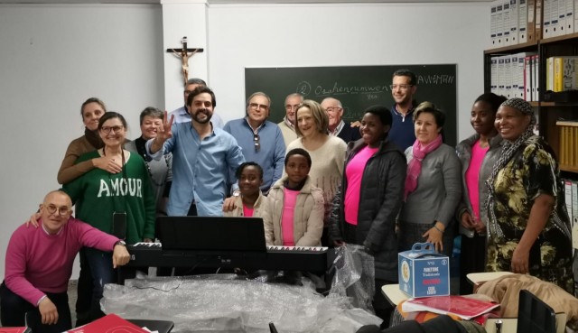 Cáritas regala un piano a una familia nigeriana de músicas en Castelló