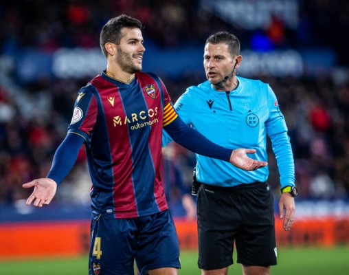 El club y la plantilla del Levante tiran de ironía para cuestionar a Figueroa Vázquez