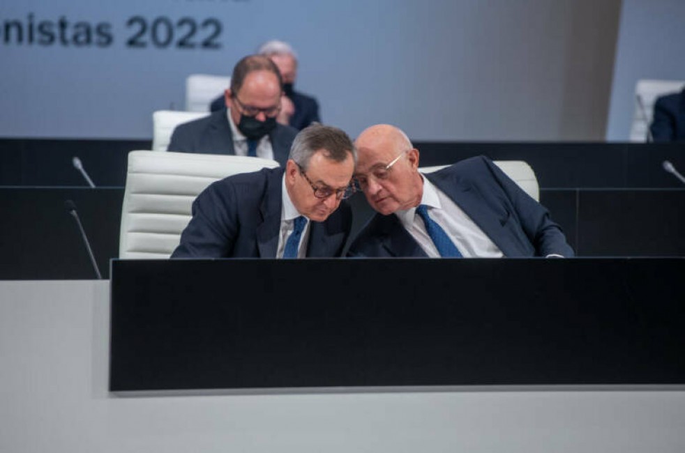 César González Bueno (i.), CEO del Banco Sabadell, y Josep Oliu, presidente, en la junta de 2022. Foto: RAFA MOLINA - 