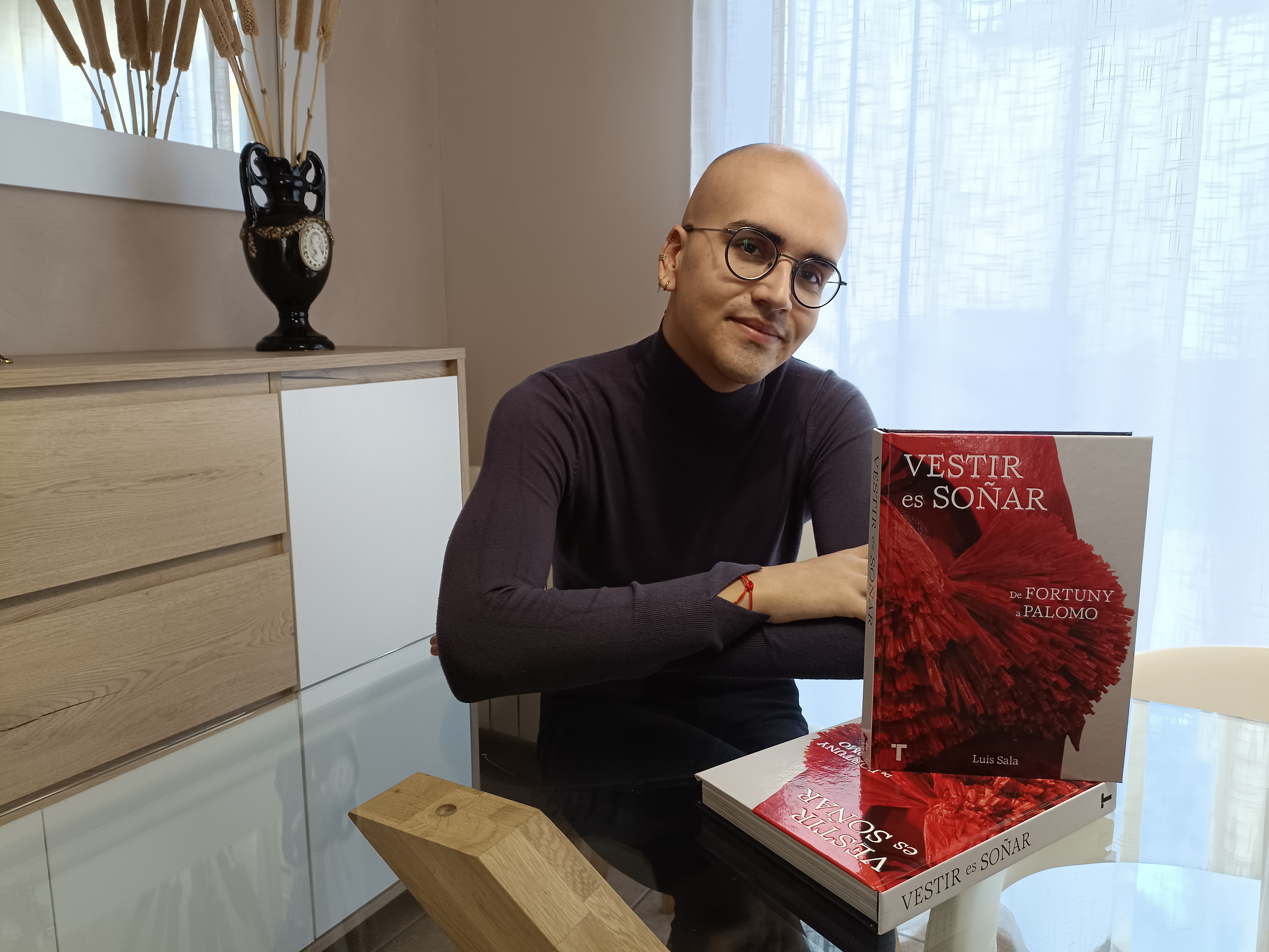 De Fortuny a Palomo: Luis Sala recoge cien años de diseño en el libro blanco de la moda española