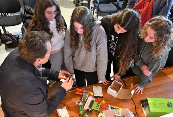 El Campus de Alcoy de la UPV presenta la 'Maleta de la Innovación 4.0' al IES Serra Mariola de Muro