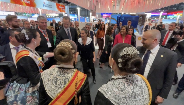 Elche se estrena en Fitur con la presencia de los Reyes de España, a quienes entregan una réplica de la Dama