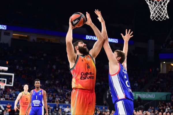 El Valencia, en racha, quiere adelantar al Partizan con bajas y aún sin Evans
