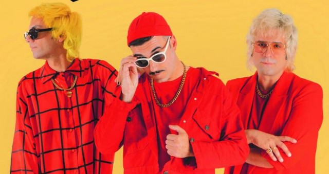 Los Varry Brava ofrecen un concierto desde un autobús este jueves en la calle Fuencarral de Madrid 