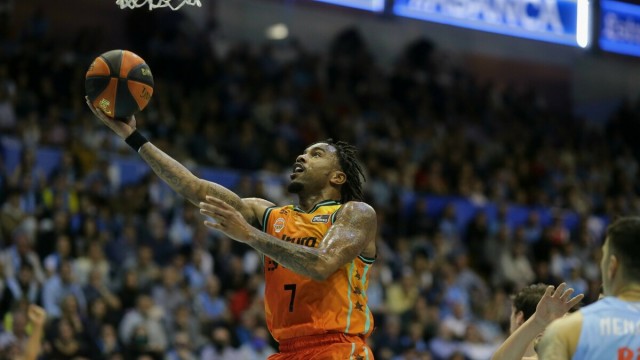 El Valencia estudia parar a Jones para recuperarlo ante la llegada de Evans