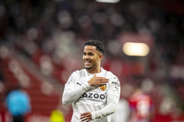 El Valencia golea en Gijón y estará en cuartos de Copa