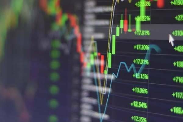 Jornada de ida y vuelta de un Ibex 35 que tampoco logró esta vez retener los 8.900 puntos al cierre