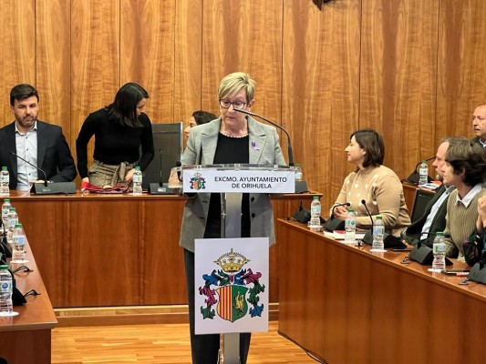 Mari Carmen Moreno toma posesión como edil tras la dimisión de la socialista Patricia Menárguez
