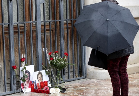 Flores y fotografías de Barberá para recordarla ante el Ayuntamiento de Valencia y su casa