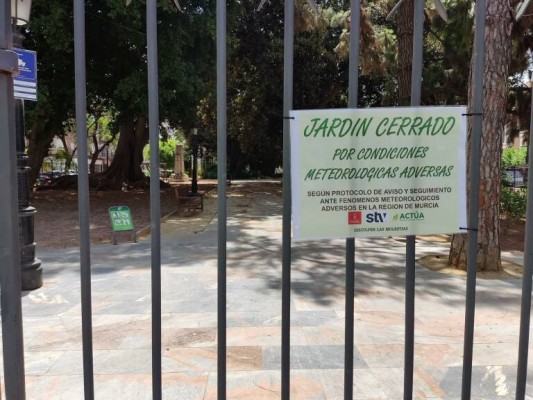 Murcia cierra sus jardines ante la alerta por los fuertes vientos