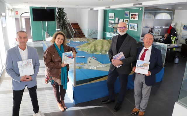 Puebla vuelve a recoger en un calendario de 13 viñetas los hitos del Puerto de Cartagena  