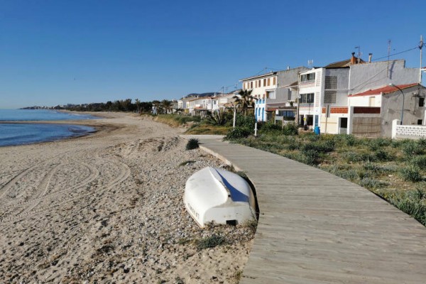 Vecinos de Torre la Sal se manifiestan en Madrid en defensa de las casitas de la costa 