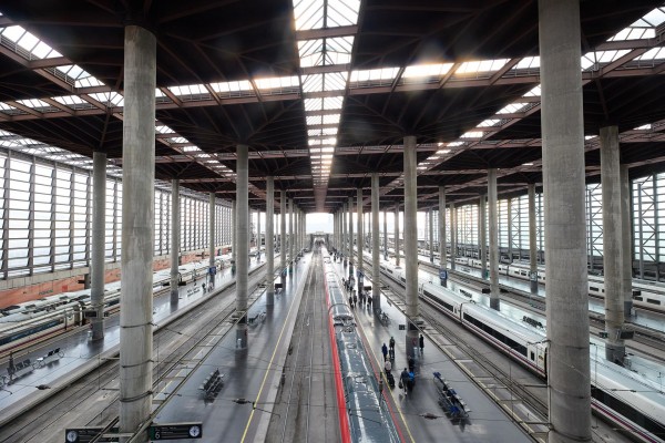 Renfe podrá mantener en Atocha ocho servicios diarios hacia la Comunitat durante un año 