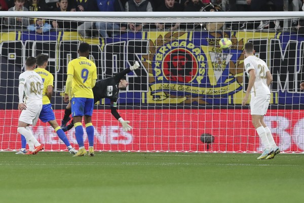 El Cádiz vence al Elche al descanso
