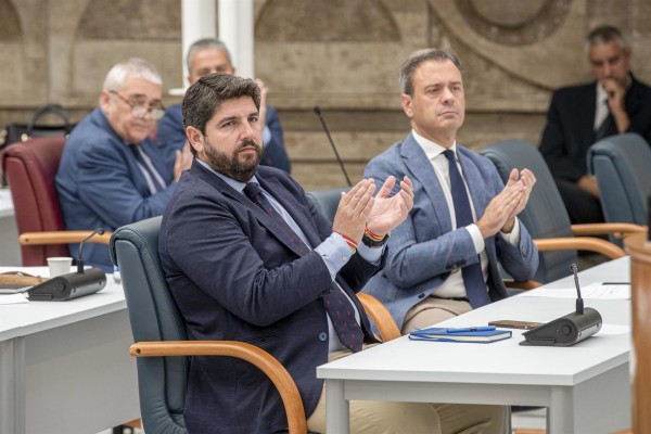 López Miras suelta lastre y rearma su Gobierno para las urnas con todo el peso para el PP