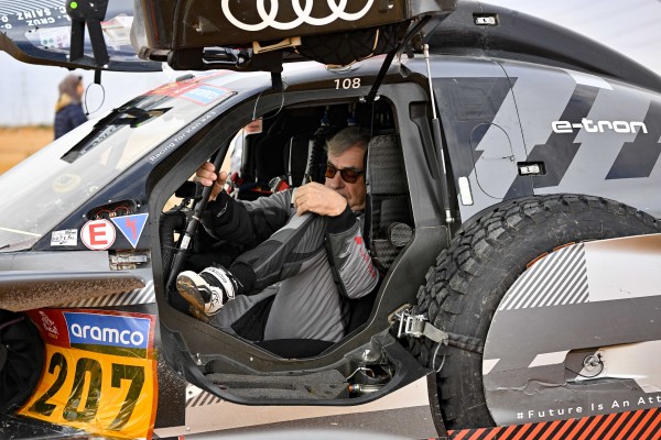 Carlos Sainz tiene fracturadas dos vértebras tras su accidente en el Dakar
