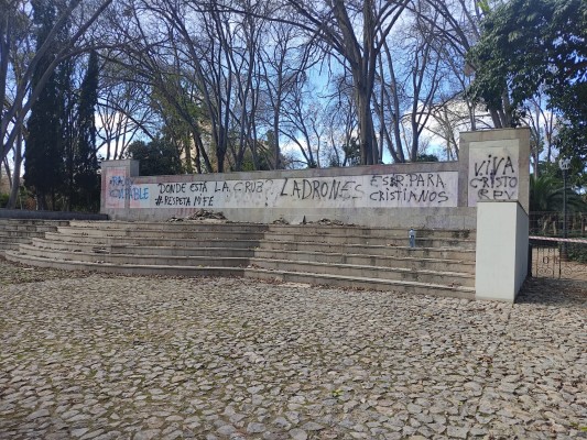 La zona de la cruz en el Ribalta exhibe pintadas: parte del vallado cede y las obras siguen paradas