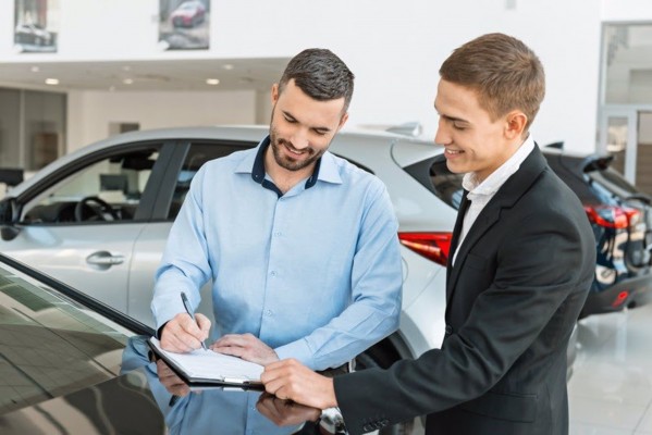 El precio de los coches nuevos sigue en máximos históricos y el de los usados se dispara un 15,7%